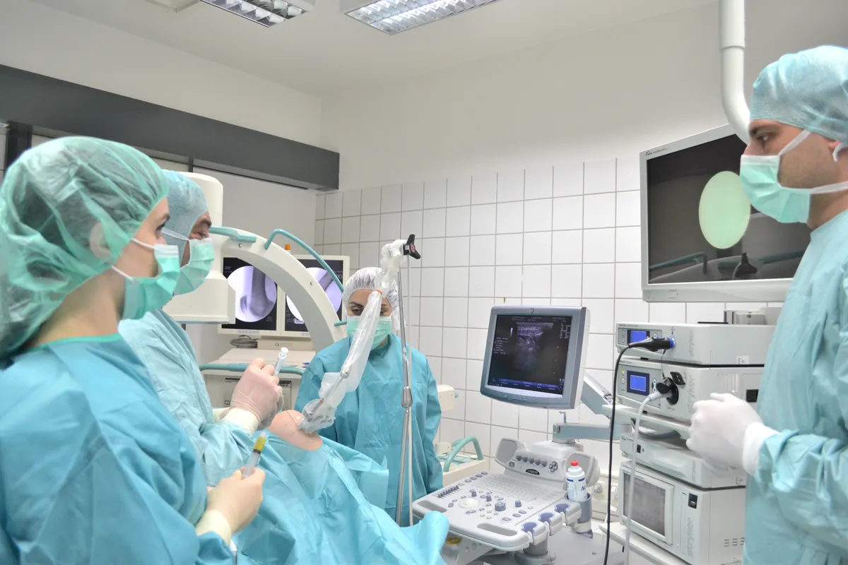 Prof. Babayan realizando procedimiento MIBRAR® — navegacion ecografica en quirofano